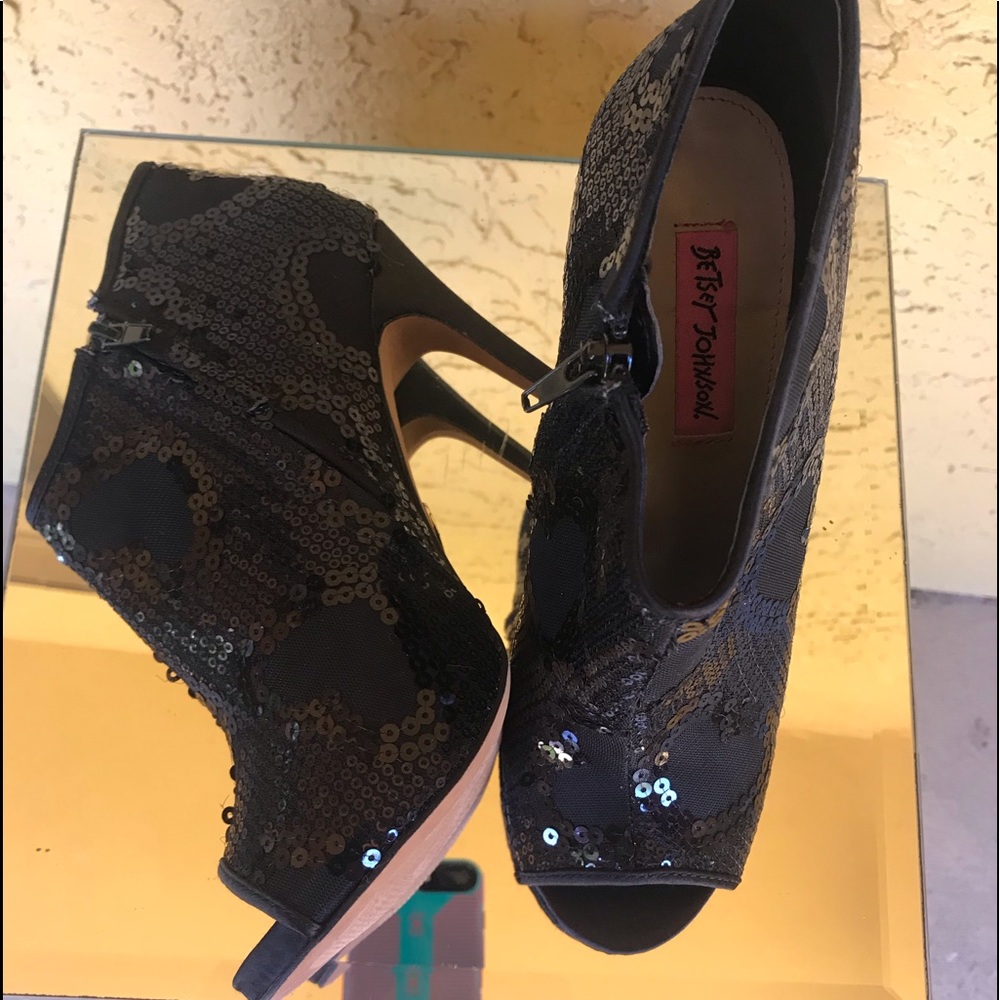 Betsy Johnson Black Size9 sequenced peep toe boot
